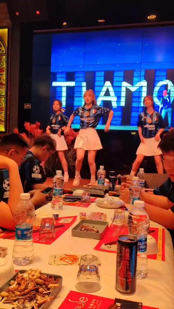 國米0-5慘敗巴黎，可惜小姐姐的賽前賣力表演