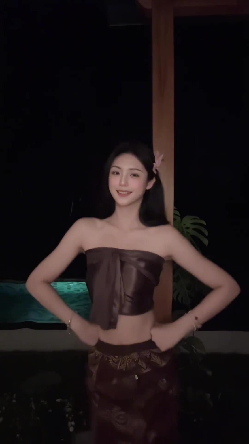 這穿搭是什么風格哈 涼快！卓識穿著短裙尬舞：今天吃粽子了嗎？