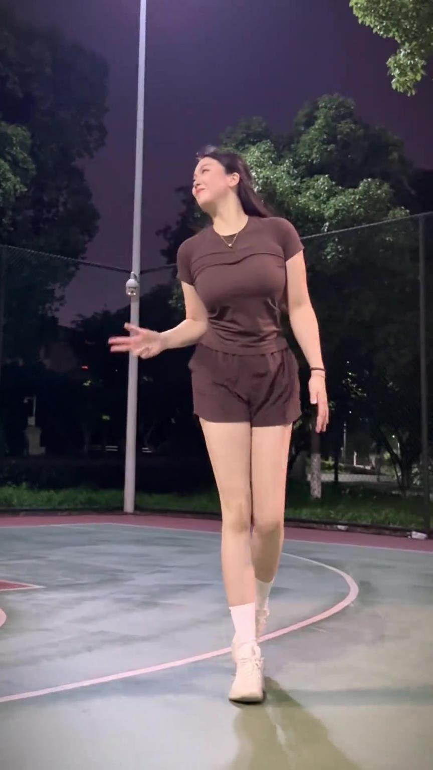 這誰防得?。繃a卡戴珊肘姐：抬手我就知道球進不進~