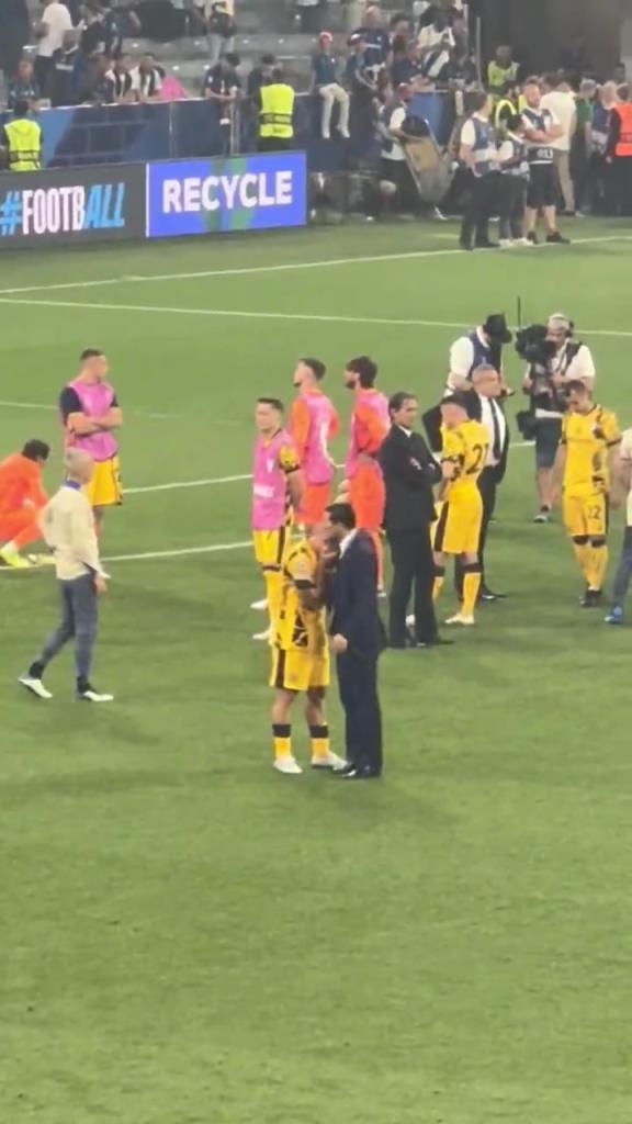 白忙活一個(gè)賽季！勞塔羅賽后爆哭，名宿薩內(nèi)蒂送上擁抱安慰