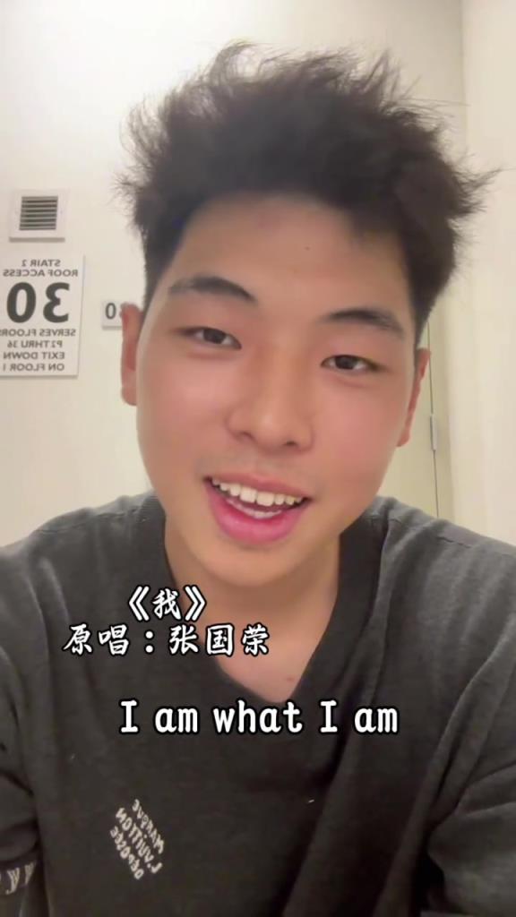 忙里偷閑!小崔休息期間演唱張國榮的《我》