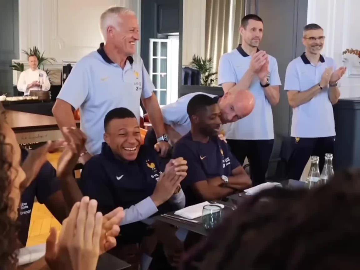 登貝萊:這不小姆嘛!法國集訓姆巴佩坐在登貝萊旁笑得很開心