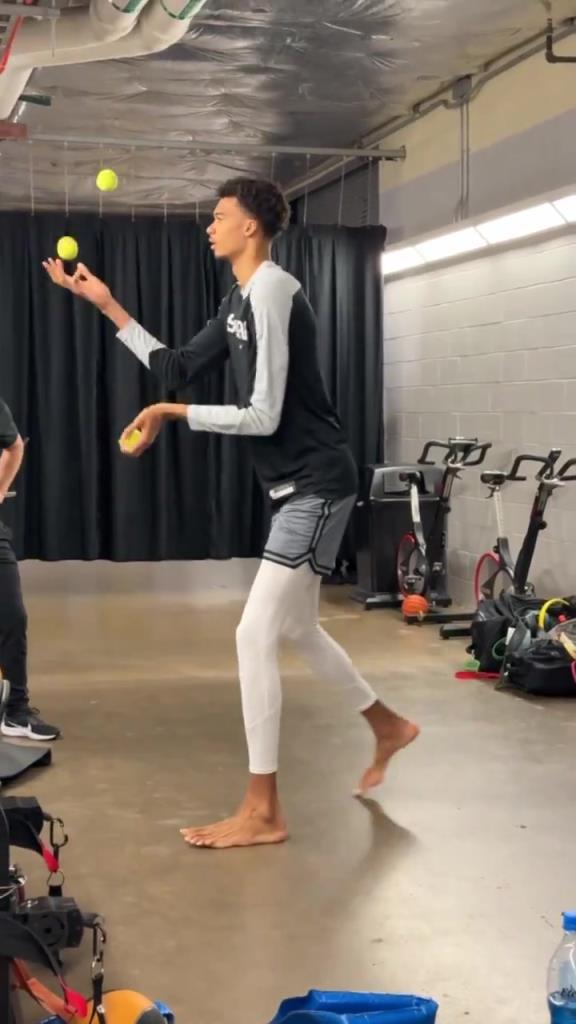 這還真頭一次見！文班的賽前準(zhǔn)備工作確實(shí)很小眾啊