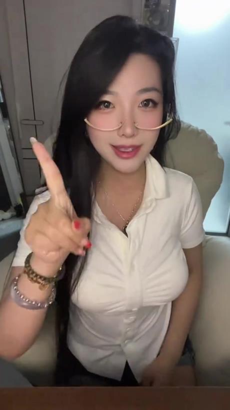 美女主播分析雷霆戰(zhàn)勝森林狼原因，可惜我壓根記不住她說了啥