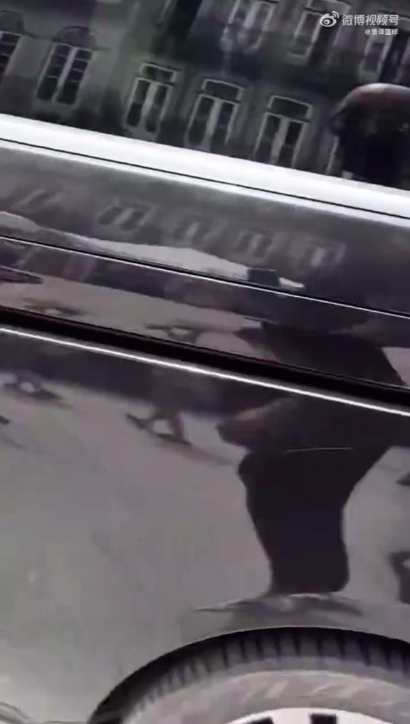 GOAT！街頭偶遇喬丹在咖啡店享受時光，喬丹微笑回應球迷