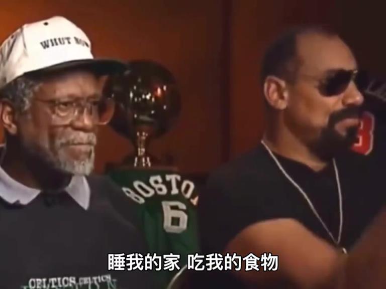 張伯倫打趣：拉塞爾睡我家吃我東西 第二天還要打爆我