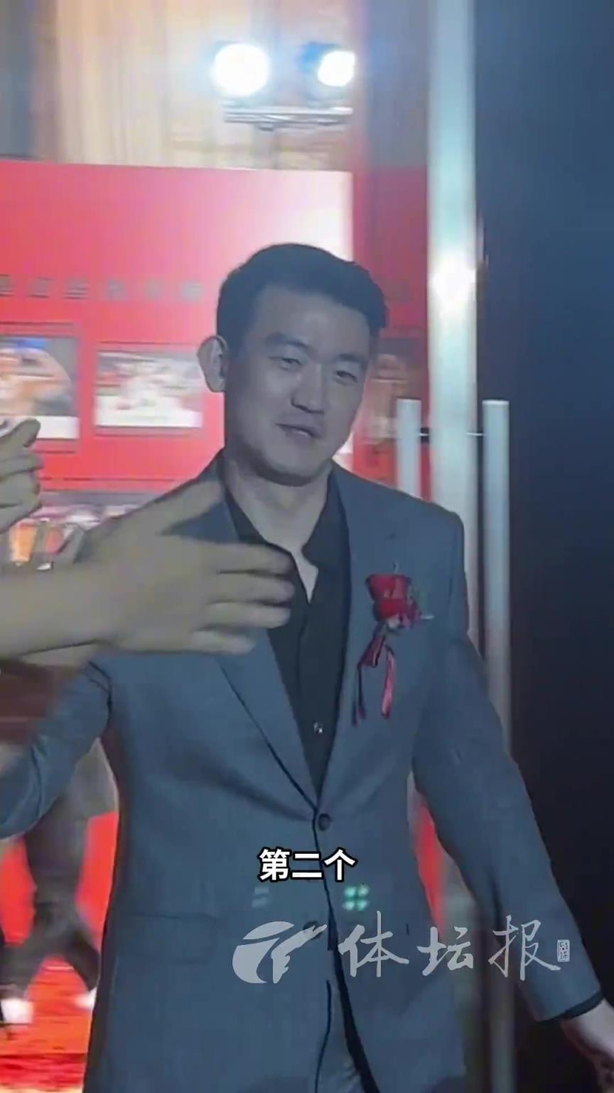 球迷喊話：建議王指導西裝半永久，王博回應來了！