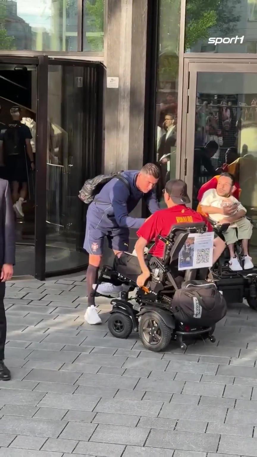 C羅給坐輪椅的球迷簽名,險些被輪椅誤傷