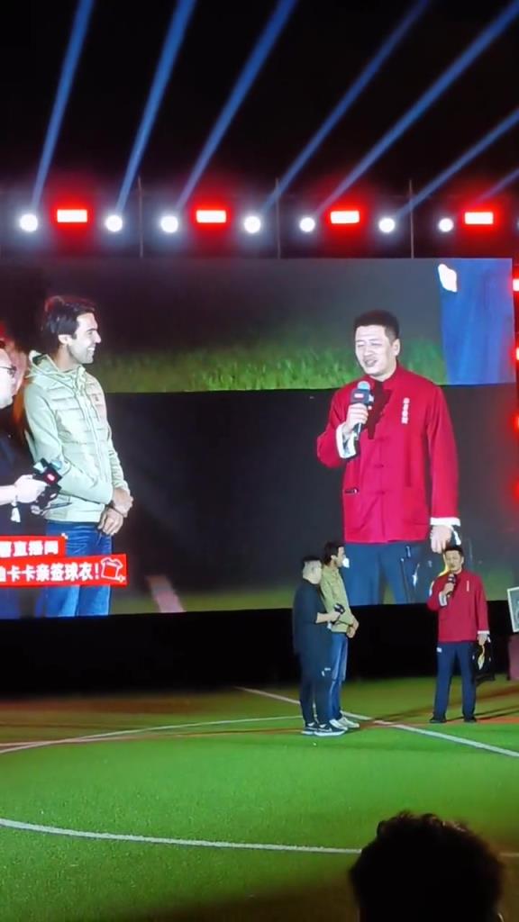 張雪峰真的是忠實的米蘭球迷，送卡卡中國元素禮物，教他說我愛你