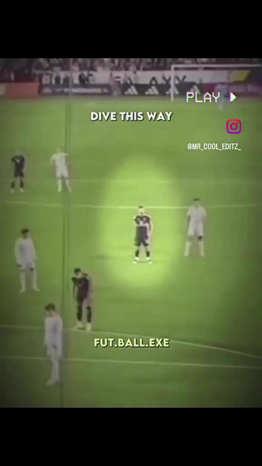 他太懂了梅西提前為自家門將指明方向,門將成功撲出對方點球