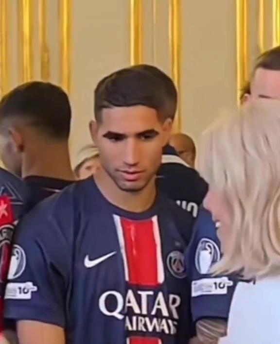 巴黎球員似乎對(duì)馬克龍的妻子感到震驚：這嫂子看起來(lái)真美