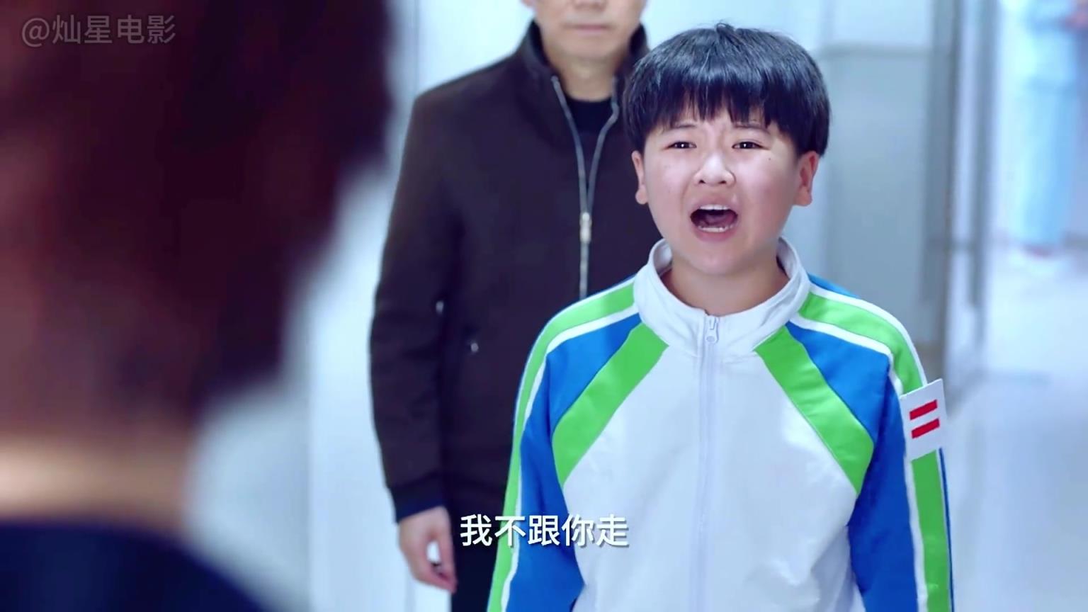 小孩被母亲逼到精神分裂，竟分裂出一个穿C罗尤文球衣的男孩