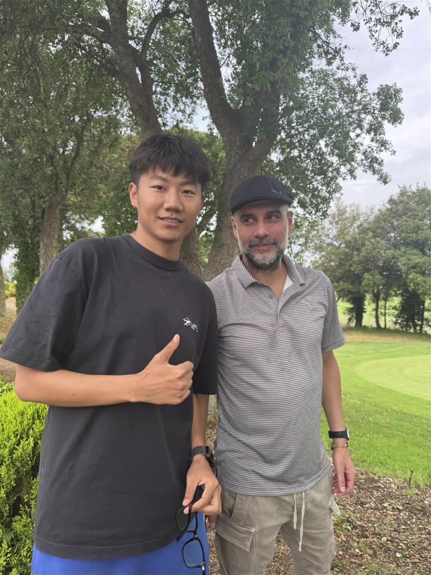中國(guó)小伙真行！瓜瓜估計(jì)頭一次見過和他合影還把他摁在身后