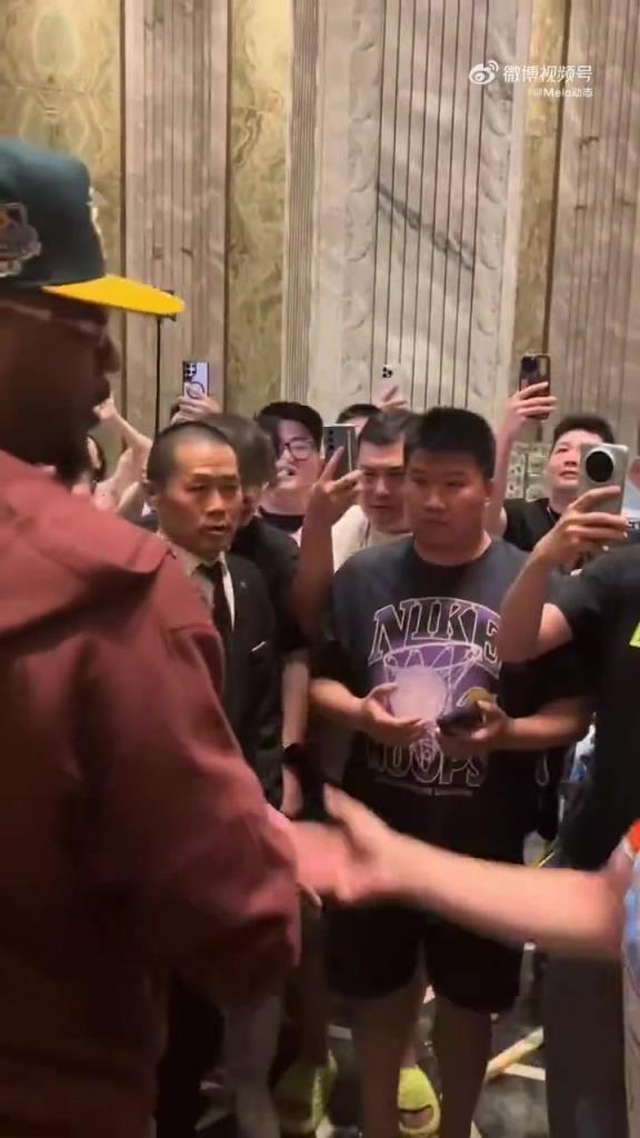 人氣還是相當可以啊！安東尼中國行，粉絲圍得水泄不通！