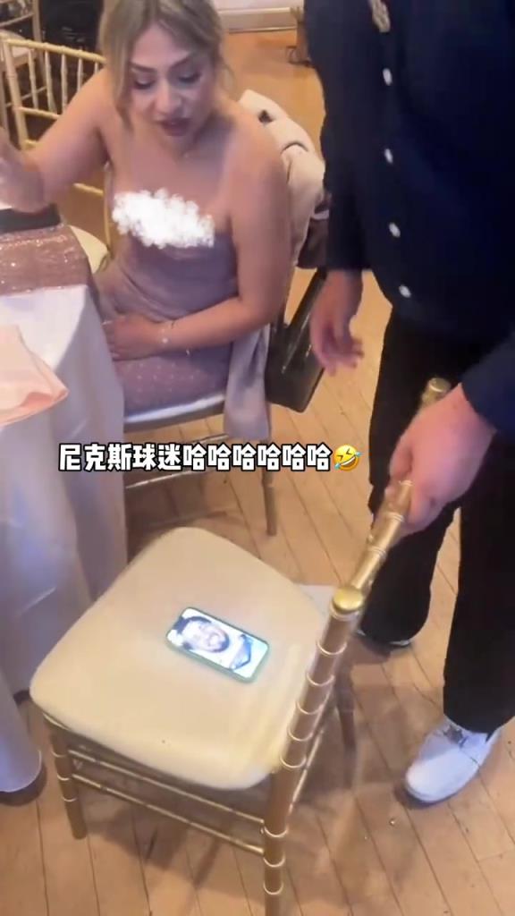 尼克斯球迷吃飯前用屁股坐哈利伯頓照片 甚至還動(dòng)刀了