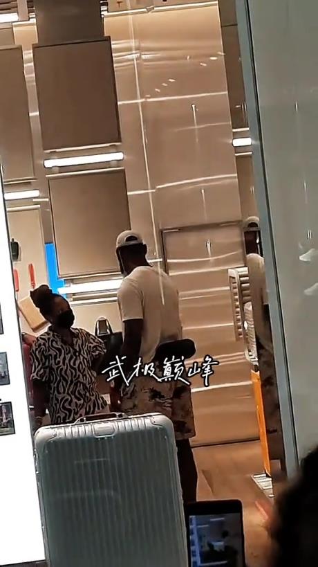 逛街好无聊！老詹陪老婆买买买，突然来个空气投篮