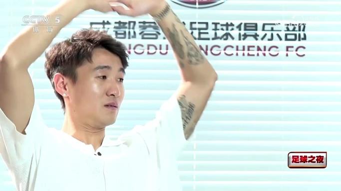 韦世豪哭了，谈到小球迷离世，忍不住落泪