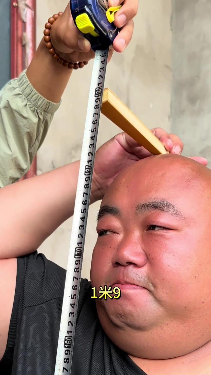 幫忙看看這位兄弟190的身高,是不是打籃球的料