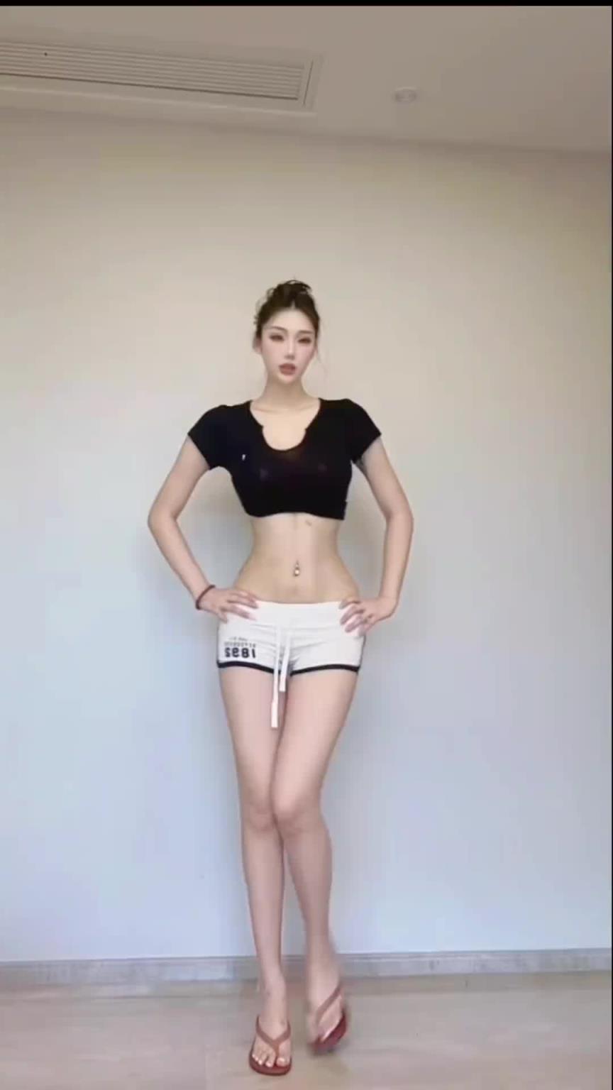 短衣短褲大長腿可太頂了??！前山西球員凱瑞圖的前女友又來扭了~