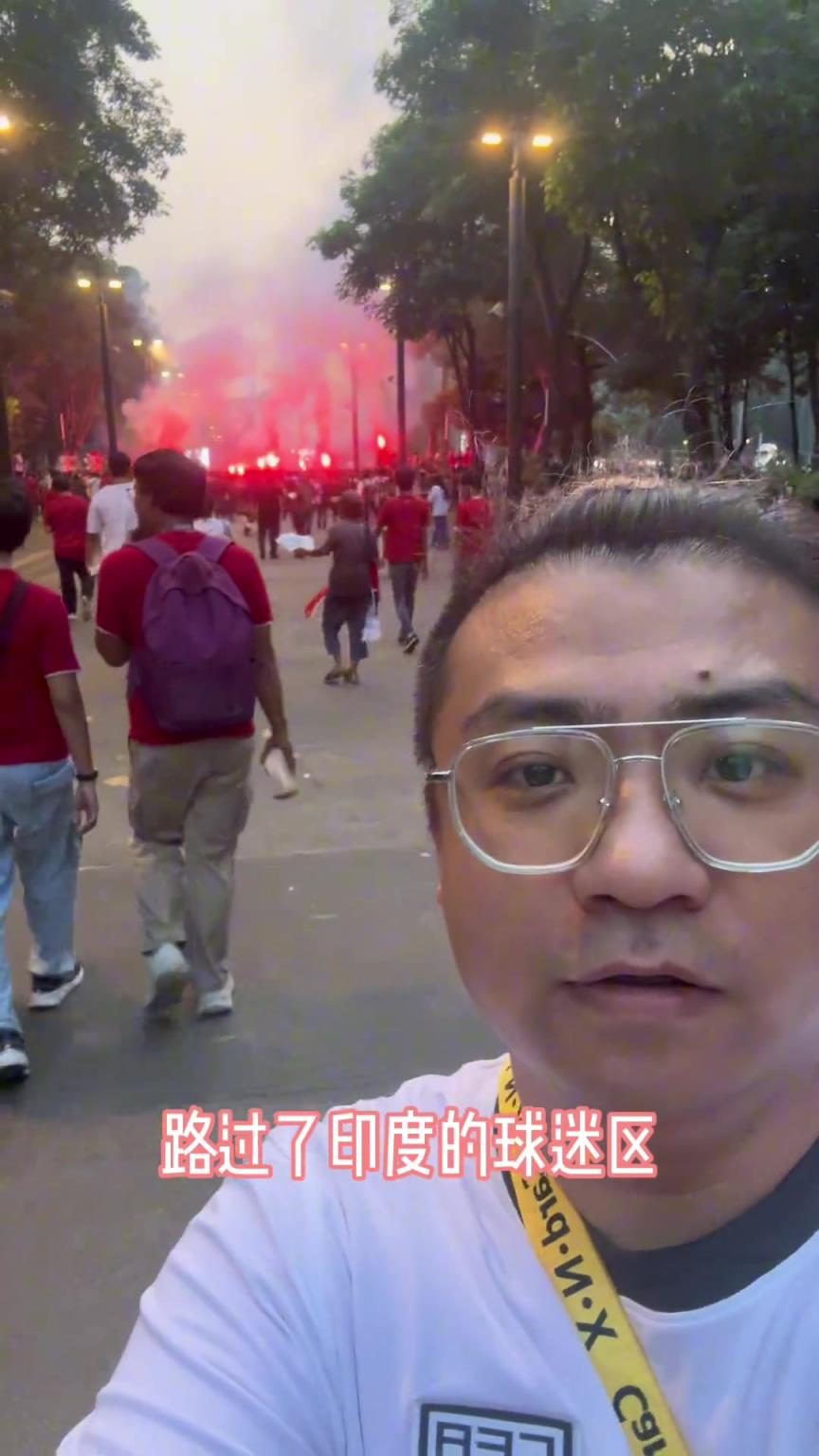 印尼球迷太狂熱了，看看這漫天煙火
