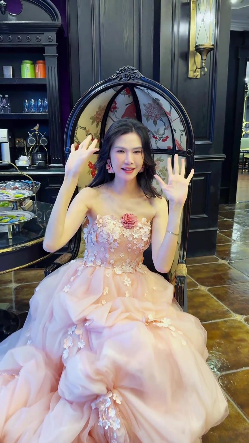 嫁给谁？前女篮国手许诺身穿一身浅粉婚纱裙：姐今天也是卡上点了