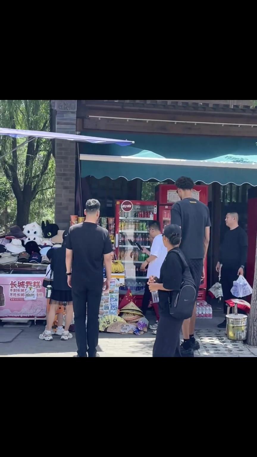 小姐姐偶遇文班亞馬中國(guó)行現(xiàn)身街頭：好像是明星，好高?。。?></div>
<p>小姐姐偶遇文班亞馬中國(guó)行現(xiàn)身街頭：好像是明星，好高?。?！</p>
</a>
</li>
</ul>
</div>
</div>
<div   id=
