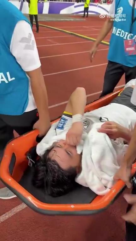 希望無礙！胡荷韜疑似膝蓋重傷，賽后被救護車拉走