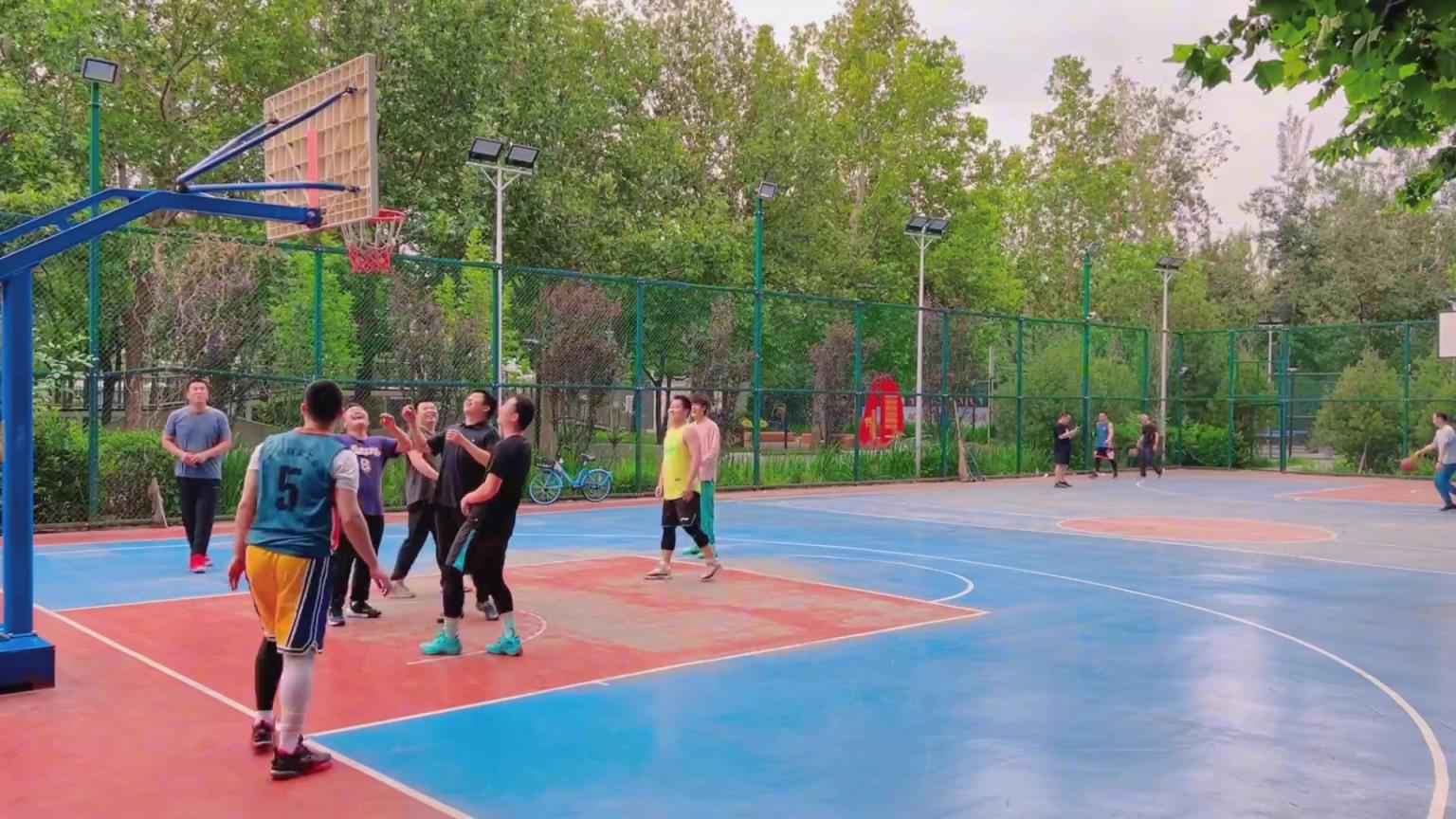 诶？兄弟你这是跑步吗？挺新式哈~