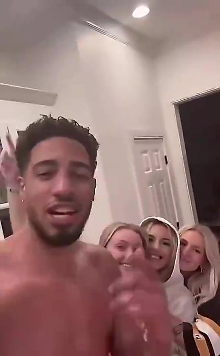 你小子艳福不浅！哈利伯顿此前光着膀子与三位金发美女同框