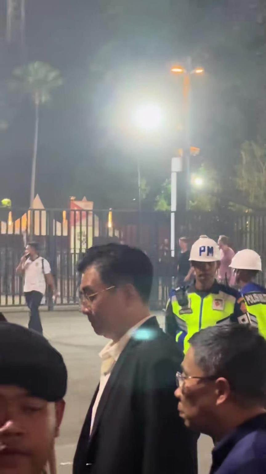 國足何去何從？足協(xié)主席宋凱賽后被拍到面無表情離開球場
