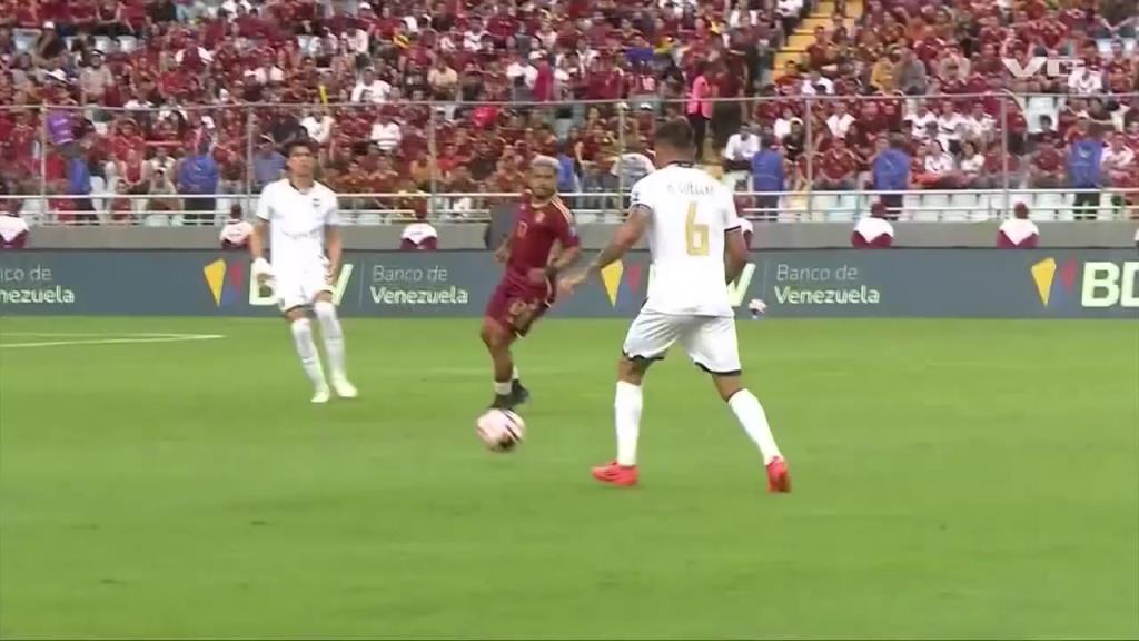 太假了!玻利維亞門將停球停了個寂寞,開場5分鐘送烏龍大禮!