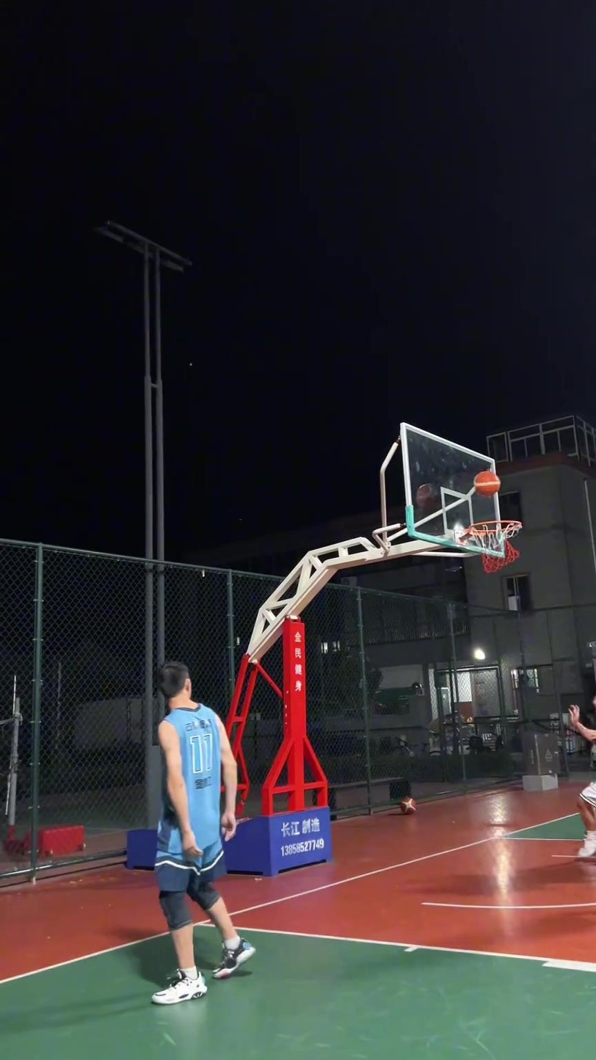 說吧到底看了多少科比集錦？村野球場驚險一位科密1v1無解