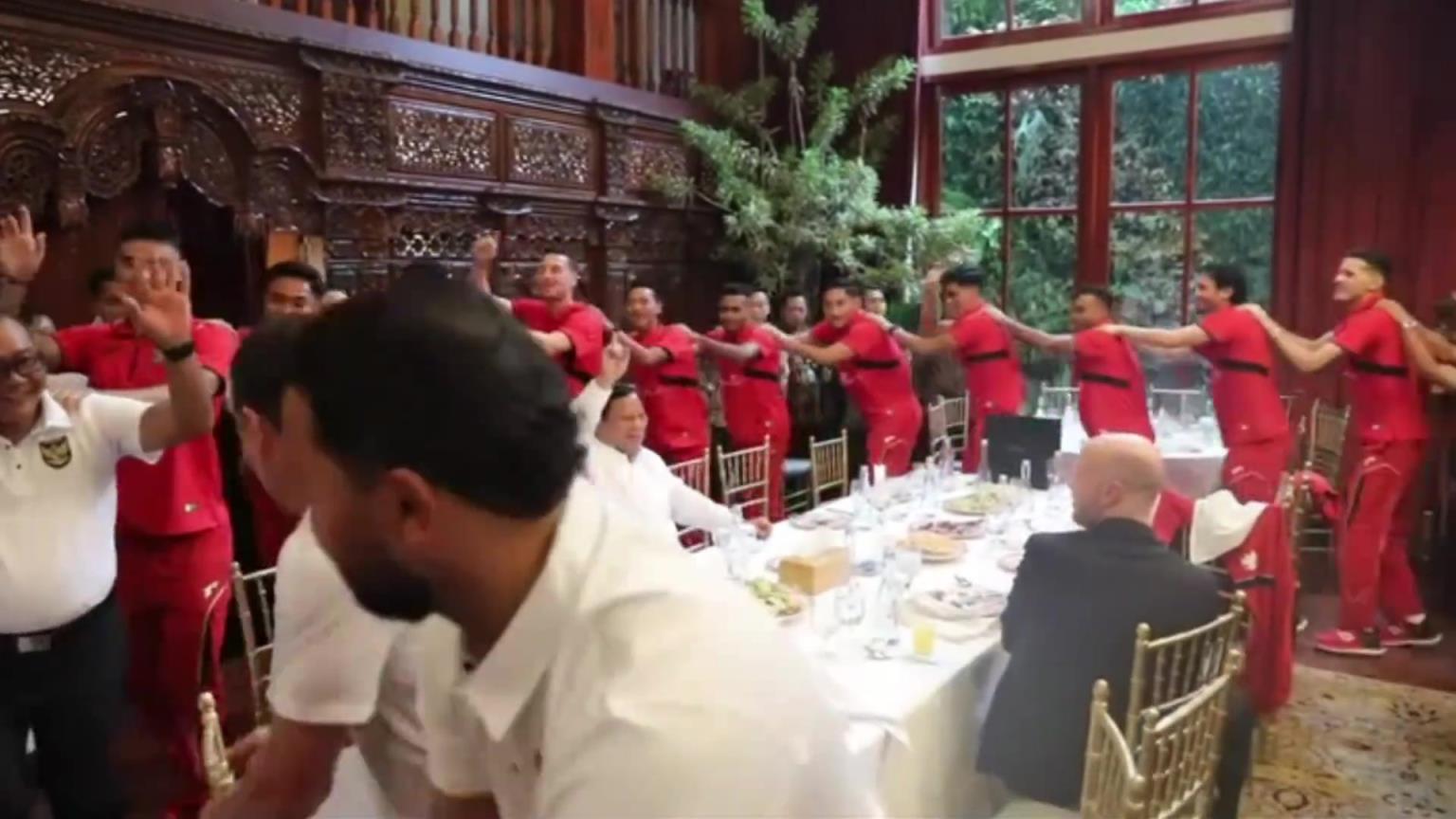 戰勝國足晉級附加賽!印尼總統在家里宴請印尼男足,一起狂歡跳舞