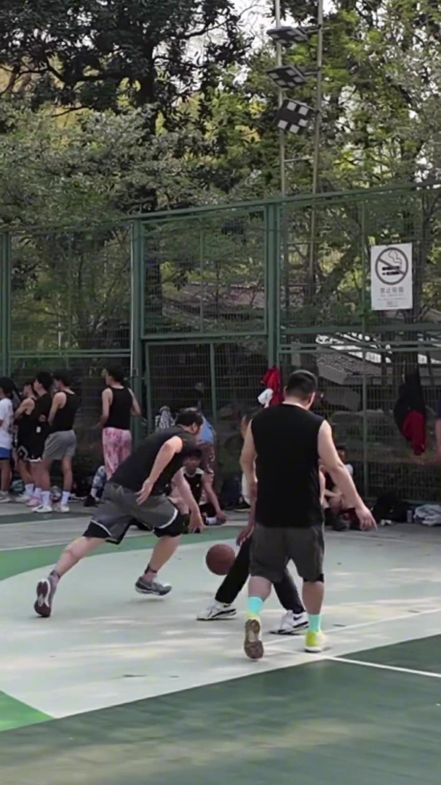 禿頂男好沖！徐家匯公園籃球場(chǎng) 有對(duì)抗的地方就容易產(chǎn)生沖突矛盾