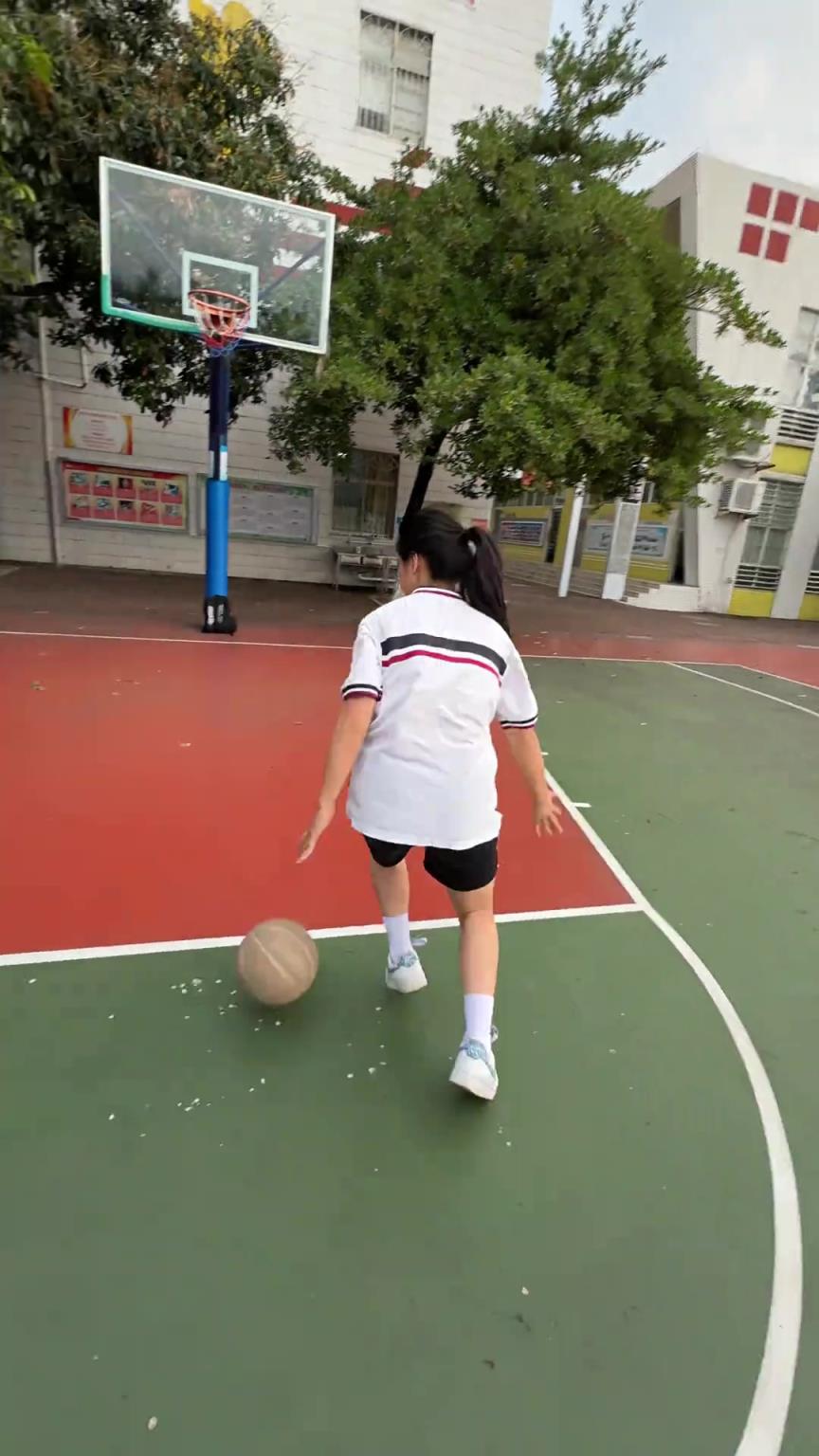 這位女同學(xué)還挺全面！“足籃夢(mèng)幻聯(lián)動(dòng)還有點(diǎn)意思”