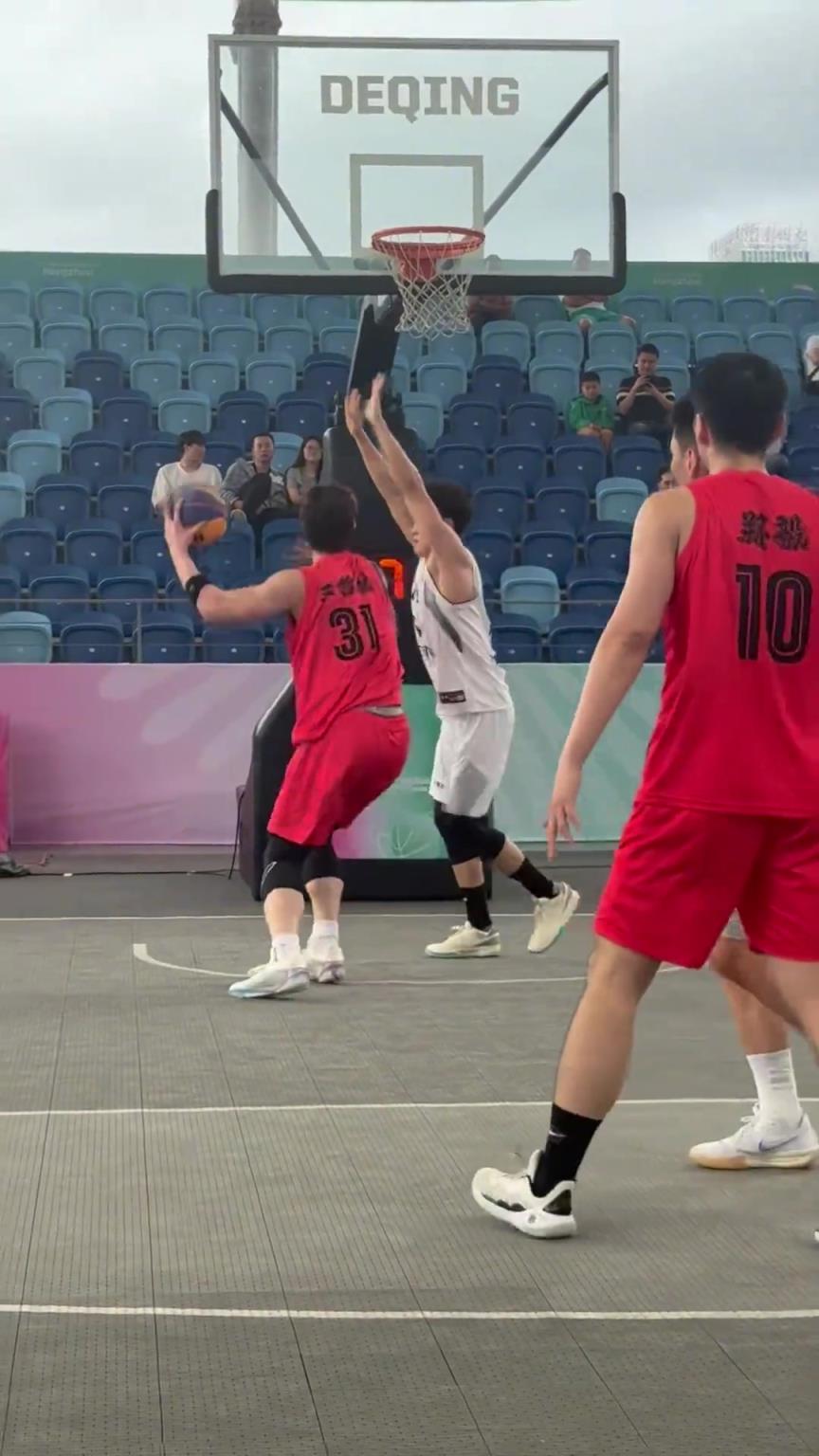 一回合怒砍2分2籃板!王哲林3v3比賽中籃下的連續進攻~