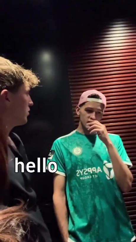 女生眼里有光！一腳把國足踢回家的印尼球員成了印尼大明星