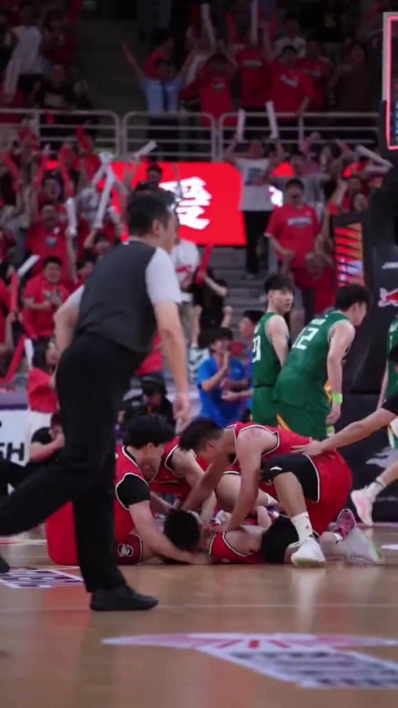 這就是籃球！上交吳澤昊壓哨絕殺這一刻全場沸騰瘋狂慶祝！！
