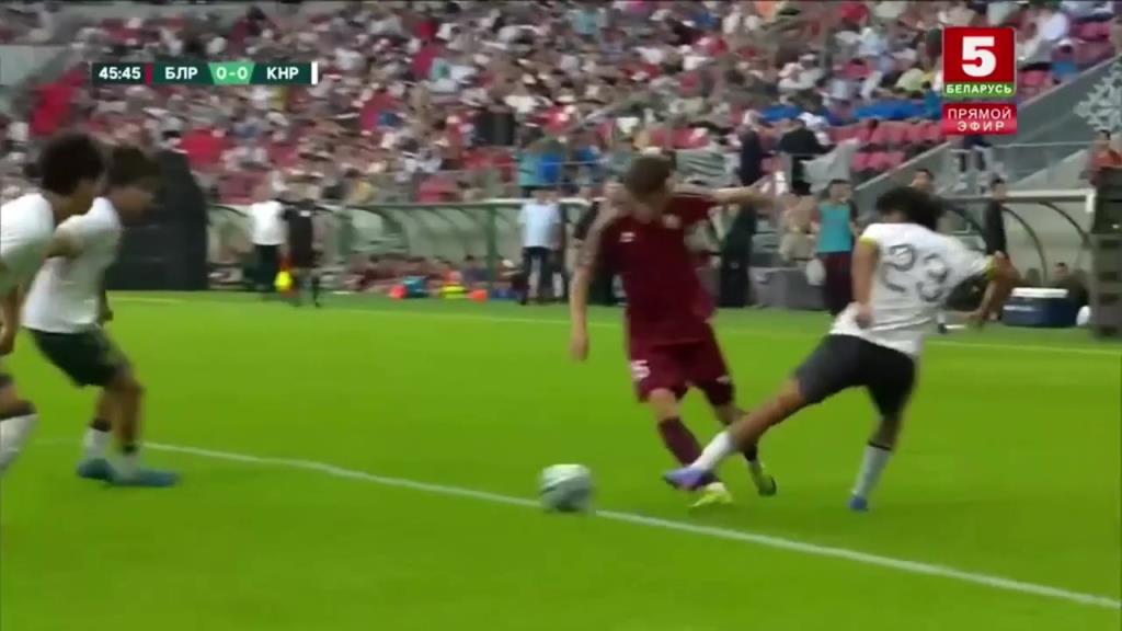 主裁誤判?慢鏡回放劉小龍犯規是在禁區外!主裁判了點球!