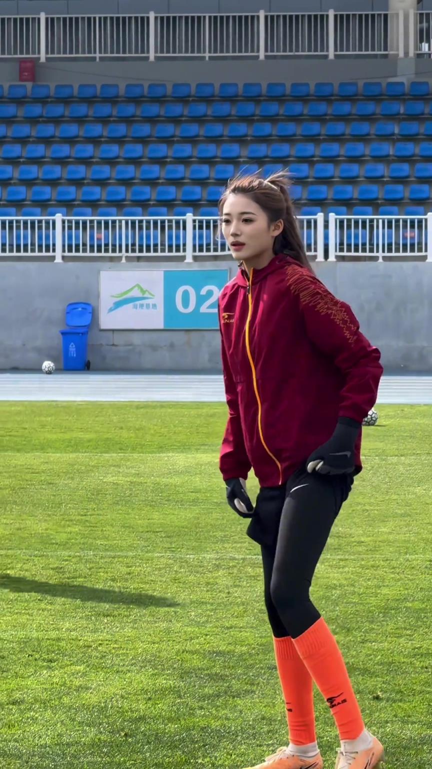 是不是國內(nèi)最美女球員？河南女足球員李曉絮