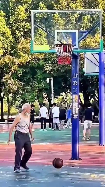 喲呵,這個20多歲的程序員球技不錯啊