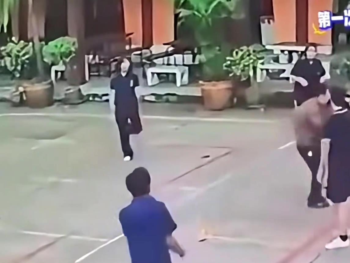 副校長：按計劃行事！這位校長太背！短短20秒在球場受3次暴擊