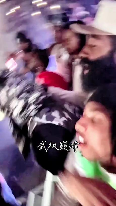 赛季结束后首次现身！哈登参加好友演唱会 上台激情嗨唱
