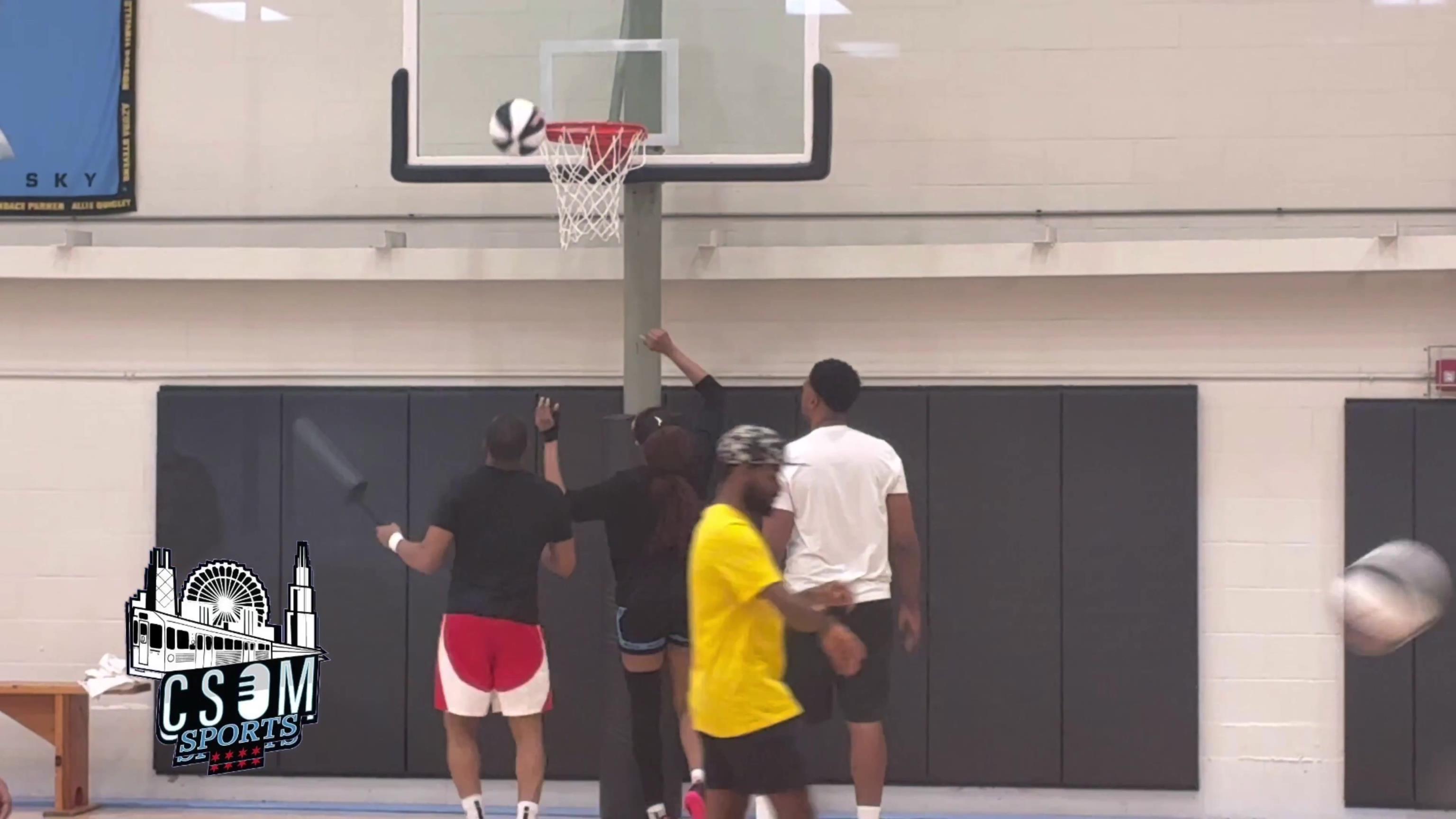 左右為“男”啊！安吉爾-里斯對(duì)抗兩名男助教練習(xí)上籃