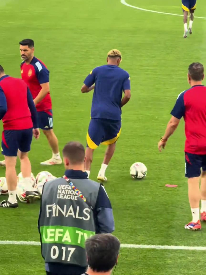 精神小伙！亞馬爾這褲子老往下掉…西海岸穿搭習慣漏半個屁股