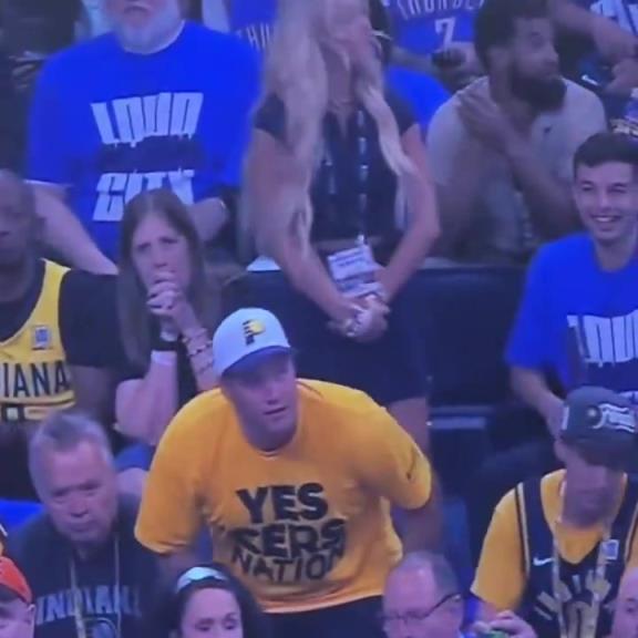 ?嗆口小辣椒！哈利伯頓女友在看臺以一敵多，狂噴垃圾話