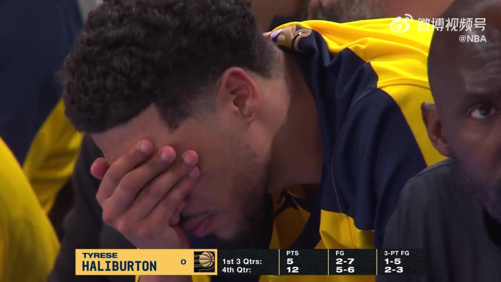 還得靠我絕殺才能贏？哈利伯頓替補席在低頭沉思捂臉情緒失落