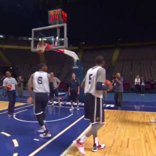 我給你來個(gè)這個(gè)！老詹在國家隊(duì)給KD展示這個(gè)勢不可擋的動(dòng)作