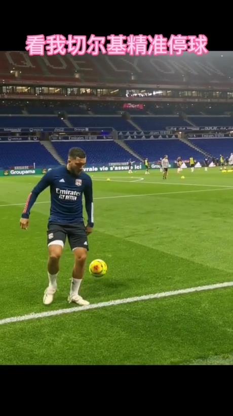 曼城新援什么水平?切爾基精準停球,一頓花式操作秀技術