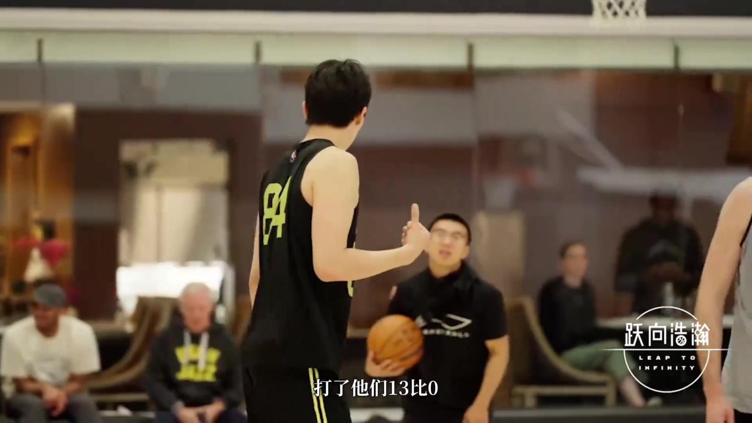 随行翻译：杨瀚森试训惊艳吊球让全场瞬间安静！上来一波13-0